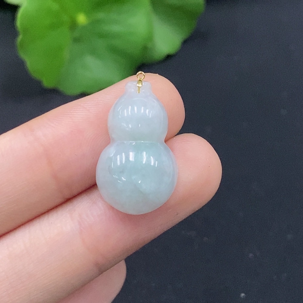 F28202004 Jadeite Gourd Pendant with 18K Gold Clasp, Total Weight Approx. 2.58g