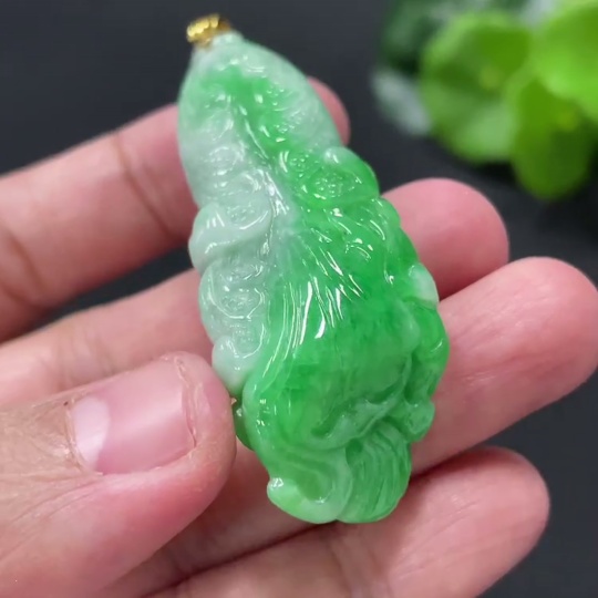 F32821188 Jadeite Cabbage Pendant with 18K Gold Clasp, Total Weight Approx. 21.7g