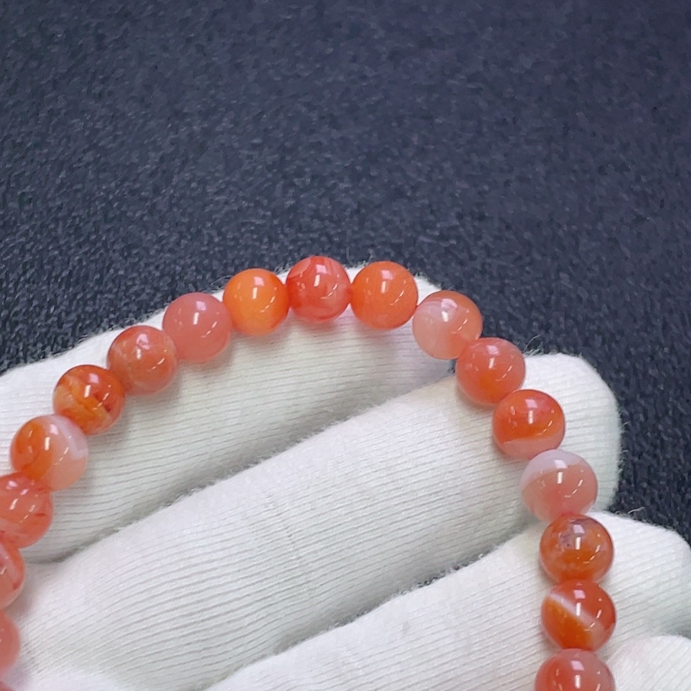 C31618112 South Red Bracelet with Visible Organic Matter, Total Weight Approx. 16.56g, Bead Size About 7.4mm