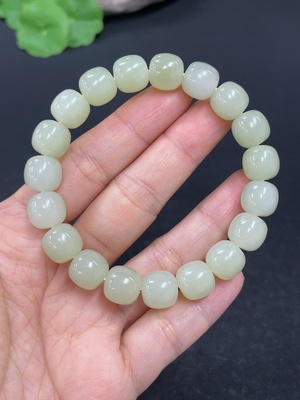 H42953897 和田玉手串    卡9.8mm左右    货品总重约33g
