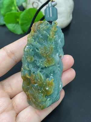 F46597959 翡翠龙腾四海挂件 货品总重量约88.9克（含绳重）颜色成因未定