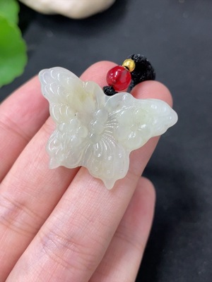 H42993872 岫玉（蛇纹石玉）挂件  蝴蝶  货品总重约（含绳）5.8g