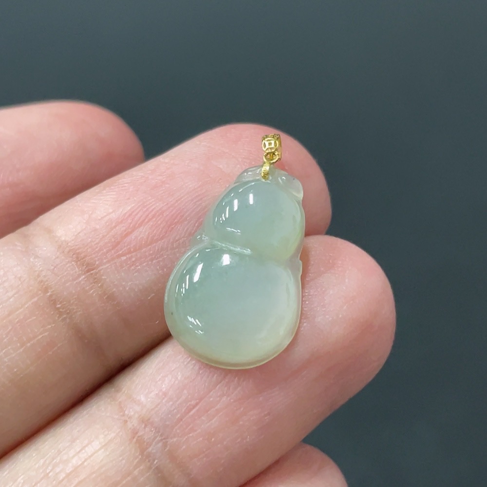 F28229880 Jadeite Gourd Pendant with 18k Gold Clasp, Total Weight Approx. 1.06g