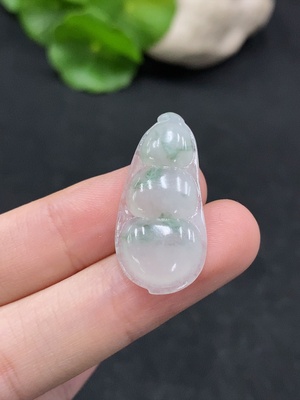 F34963665 翡翠福豆挂件 货品总重约2.95g