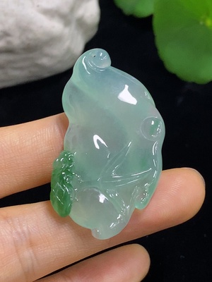 F46517414 翡翠挂件          货品总重约12.7g
