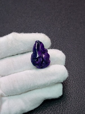 C34039334 Sugilite pendant, purple parts only, containing other mineral components, total product weight approximately 4.65g (Mineral)