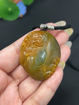 H41947035 和田玉挂件 钟馗 货品总重约[含绳]56.4g 皮色成因未定 含其他矿物成分