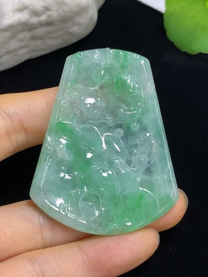 F46564440 翡翠挂件         货品总重约21.6g