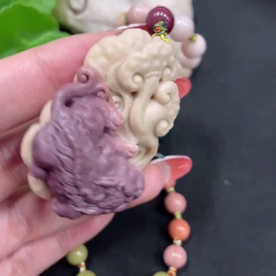 H34062665 Alashan Agate Pendant - Auspicious Beast, contains other mineral components, non-gold, total weight approx. 70.5g (including chain)