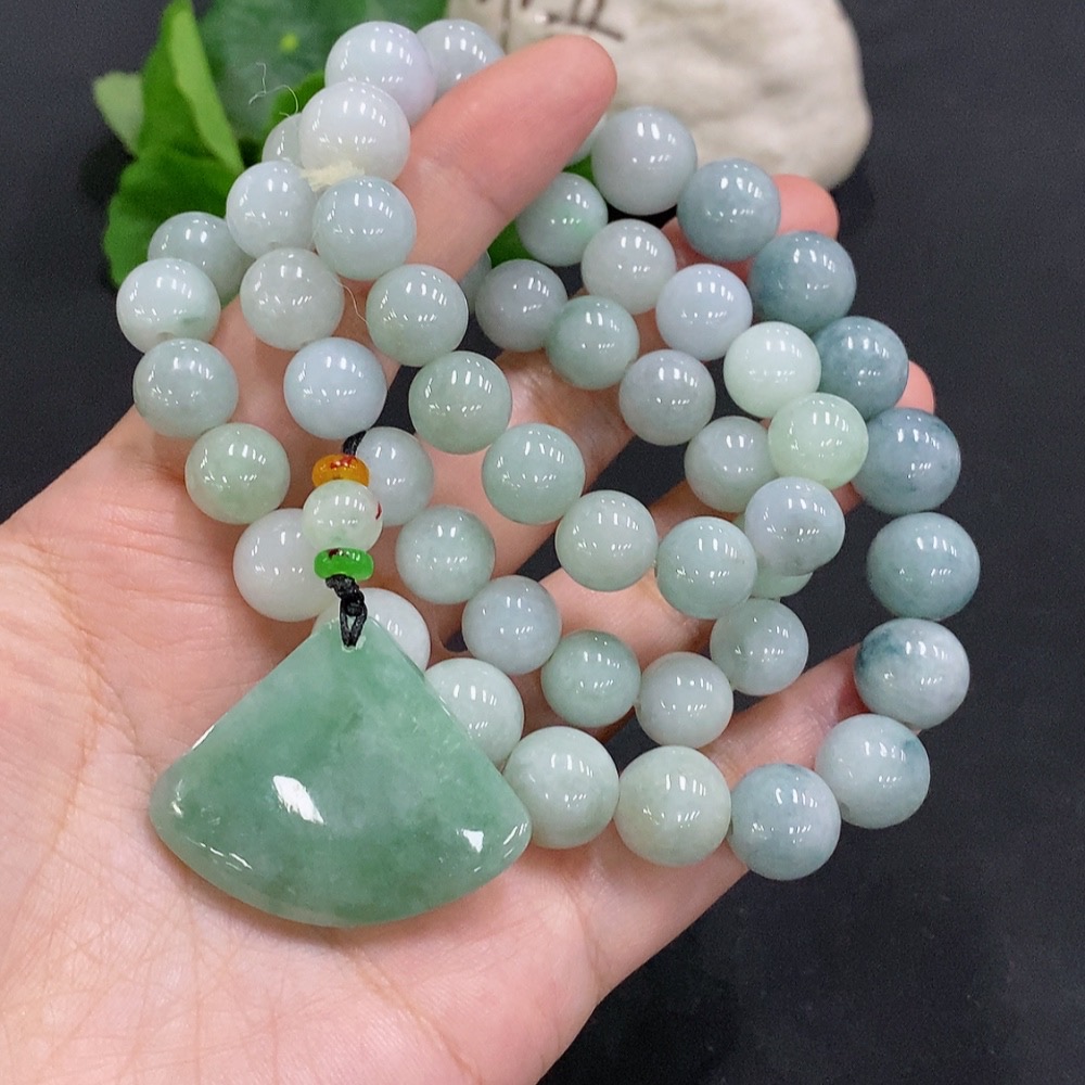 F34962515 Jadeite Freeform Pendant Total Weight Approx. 151.6g (Including Beaded Chain) Non-Jadeite Beads