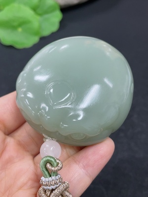 H46558175 和田玉手把件   三脚金蟾    货品总重约（含绳）125.6g     配珠非和田玉