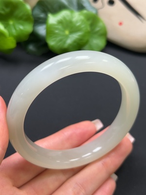 H42980774 和田玉正圈手镯 圈口58.2mm 总重约51.6g