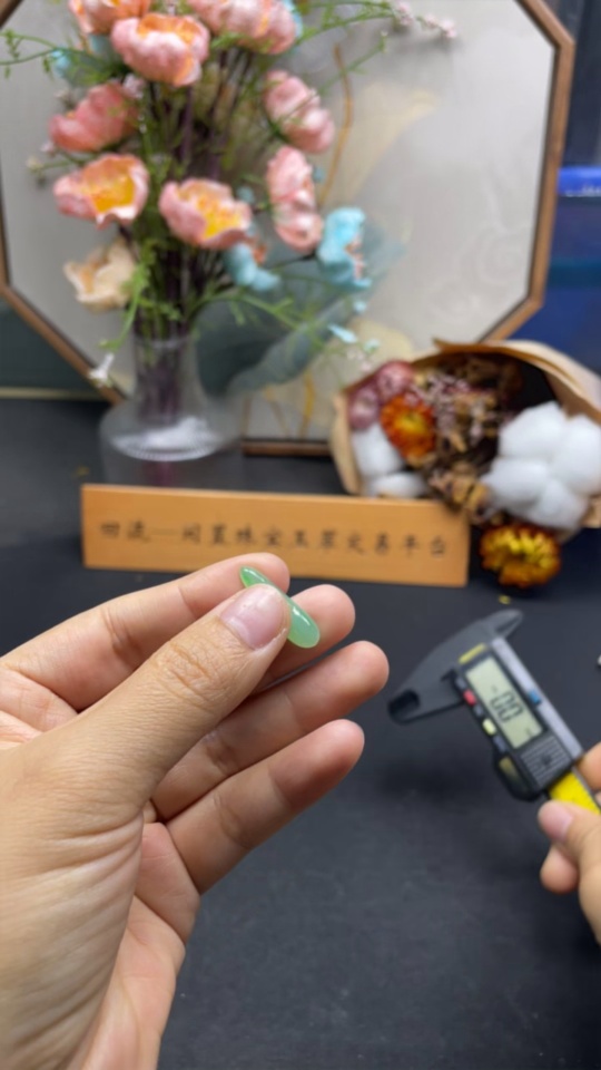 F31587395 Jadeite Inlaid Lucky Bean