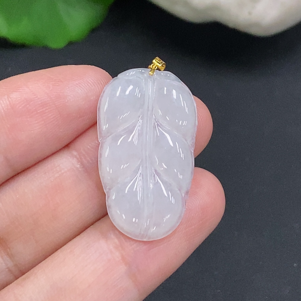 F34049829 Jadeite Leaf Pendant with 18K Gold Clasp, Total Weight Approximately 3.2g