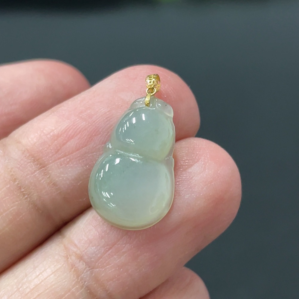 F28229880 Jadeite Gourd Pendant with 18k Gold Clasp, Total Weight Approx. 1.06g