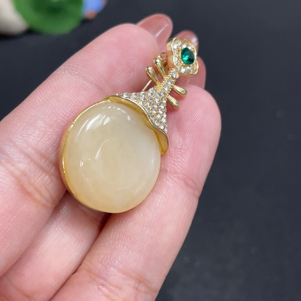 H34010733 Hetian Jade Inlaid Brooch