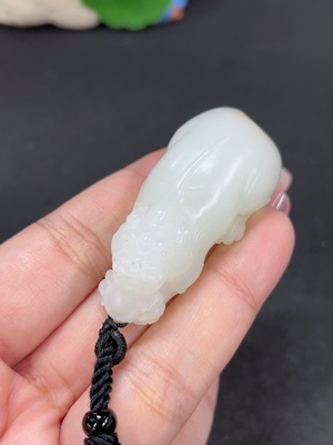 H46520765 和田玉挂件 瑞兽 货品总重约【含绳】39.3g 皮色成因未定