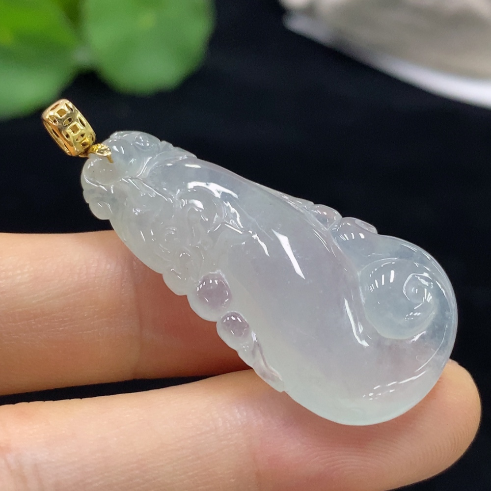 F31639720 Jadeite Pendant with 18k Clasp, Total Weight Approximately 8.46g