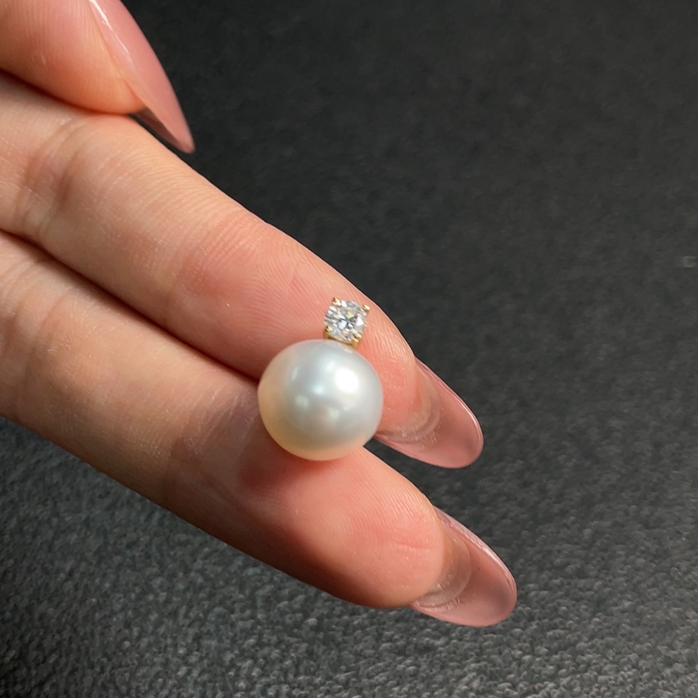 C28303300 Seawater Pearl Pendant in 18K Gold, Approx. 10.9mm, Total Weight About 1.95g
