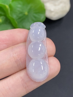 F46601835 翡翠福豆挂件 货品总重约3.9克