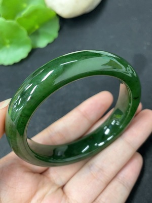 H46576142 和田玉正圈手镯 圈口52.8      货品总重约52.1g