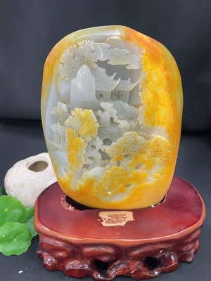 H46558382 和田玉摆件    山水     货品总重约（不含底座）3.54kg     皮色成因未定    含其他矿物成份
