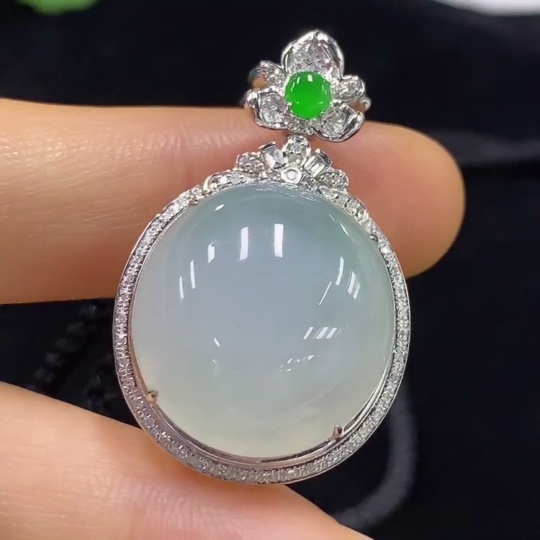 F34025286 Jadeite Cabochon Inlaid Pendant 18k Gold with Non-Gold Components Total Weight Approx. 8.3g (Excluding Cord)
