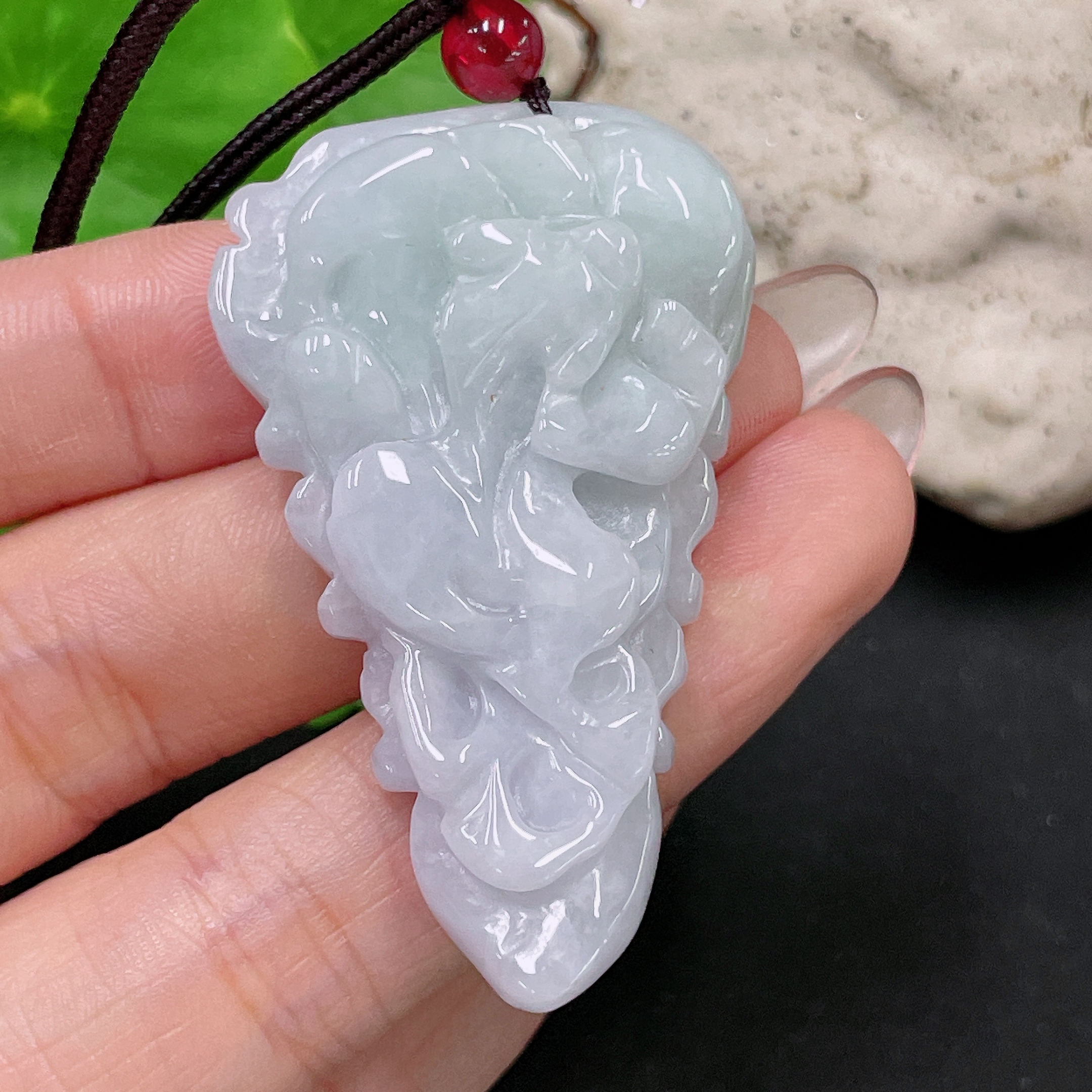 F34959219 jadeite pendant, total weight including string approx. 25.7g (with non-A beads)