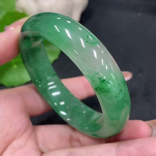 H32724728 African Emerald (Dulong Jade) Round Bracelet