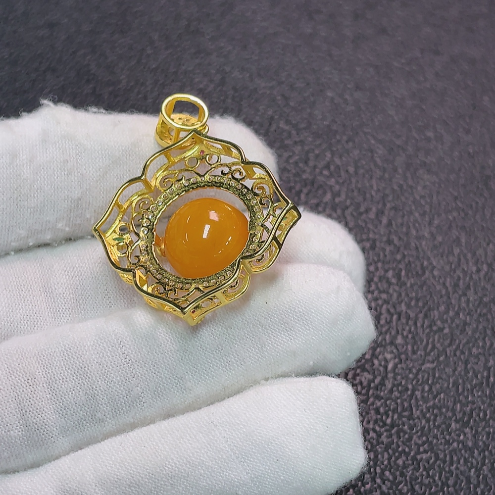 C34038645 Amber Beeswax Pendant Non-Gold Total Weight Approx. 4.83g Size About 12.7mm