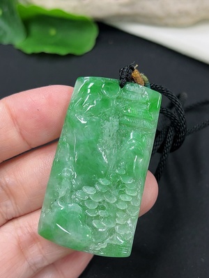 F44270541 翡翠挂件 山水 含绳货品总重约18.7g