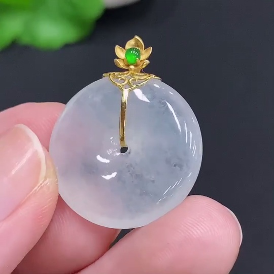 F30554926 Jadeite Safety Pendant with 18K Gold Clasp, Total Weight Approx. 5.56g