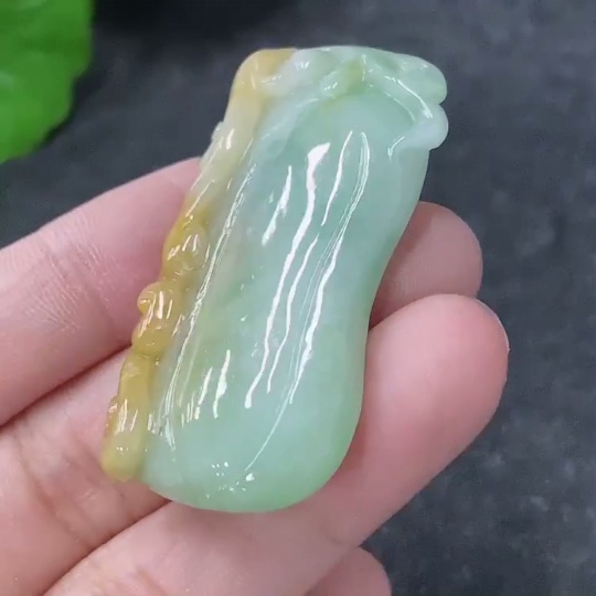 F32792067 Jadeite Fu Gua pendant, total weight approximately 16.1g (color origin undetermined)
