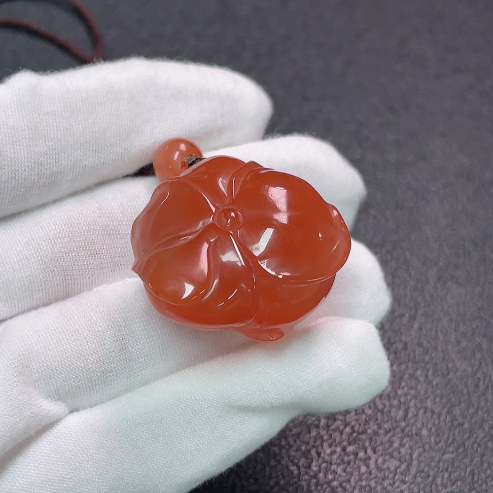 C34950155 Red Agate Pendant with Visible Organic Inclusions, Total Weight Approximately 28.97g Including Cord