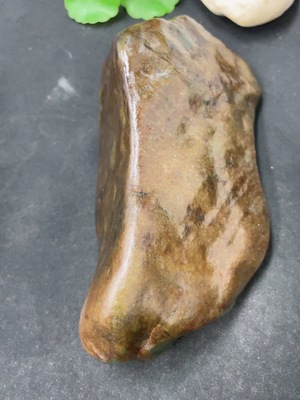 H46574453 和田玉 皮色成因未定 含其他矿物成分  货品总重约1.04kg