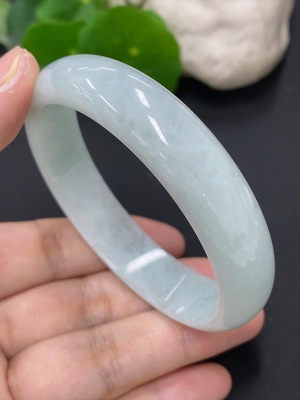 F46556928 翡翠正圈手镯 货品总重量约48.6克 圈口58