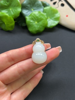 H41917408 和田玉葫芦挂件 配镶钻石 18K金 总重约10.2g