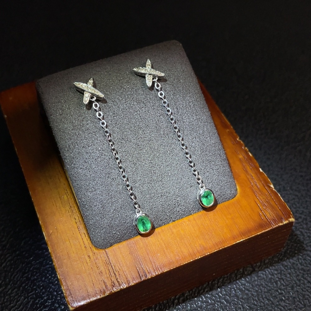 C29341555 Emerald Inlaid Earrings 18K Gold Total Weight Approx. 1.02g Clarity Enhanced