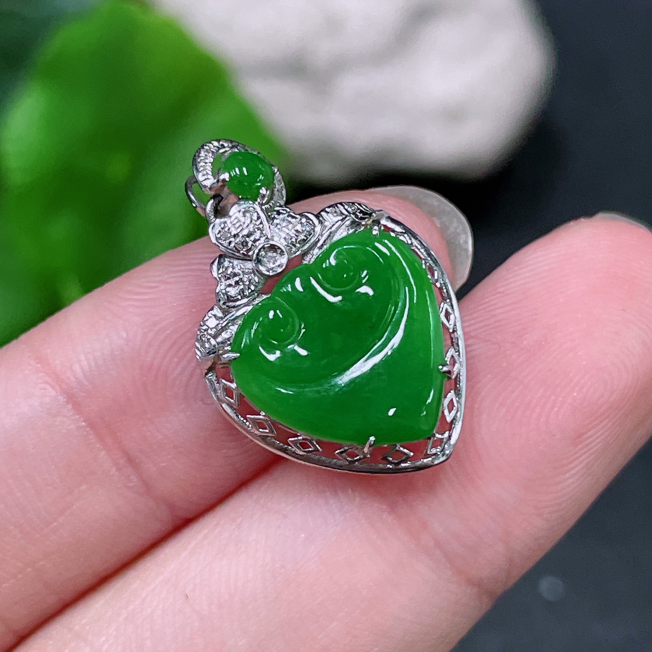 F32811131 Jadeite Inlaid Piece 18K Gold Setting with Diamond Accents Total Weight Approximately 1.47g