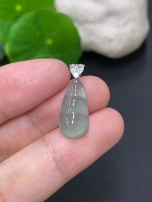 F42972221 翡翠福豆挂件 扣头18K金 货品总重约1.1克（非钻）