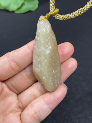 H46559642 和田玉挂件    货品总重约（含绳）20.4g   含其他矿物成份