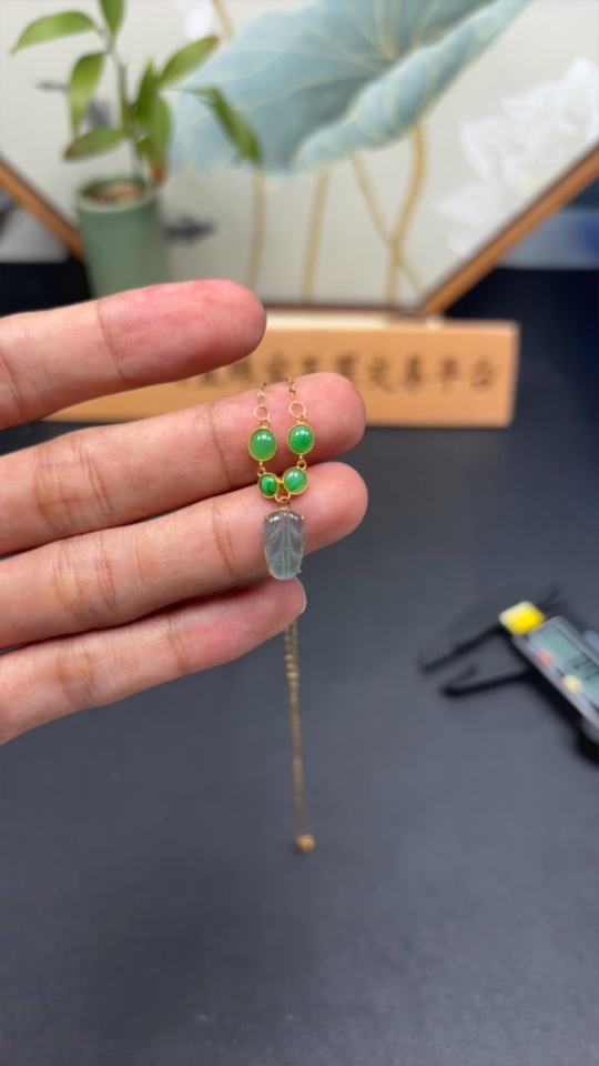 F34024123 Jadeite Leaf Inlay Pendant 18K Gold Total Weight Including Chain Approx. 1.4g