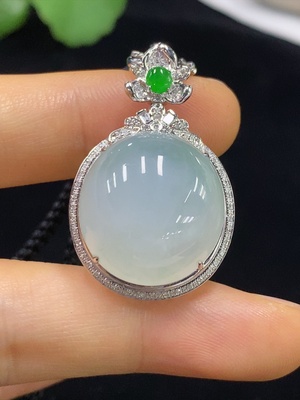 F34025286 Jadeite Cabochon Inlaid Pendant 18k Gold with Non-Gold Components Total Weight Approx. 8.3g (Excluding Cord)