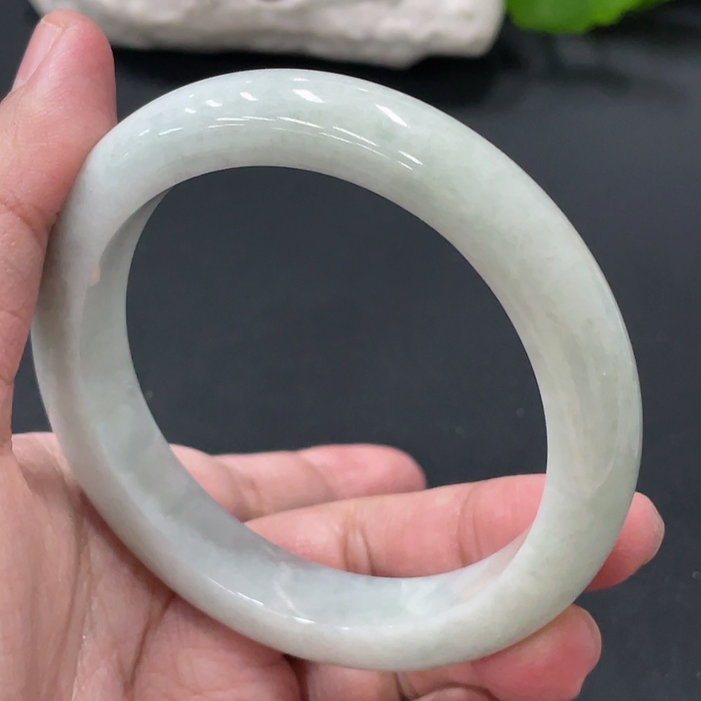 F28194955 Jadeite Circle Bracelet 58.7 Circle Size Gross Weight Approx. 64.27g