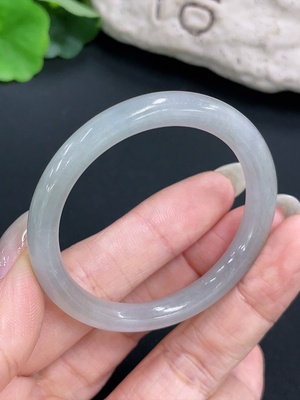 F42970571 翡翠圆条手镯 货品总重约16.71g  圈口42.2