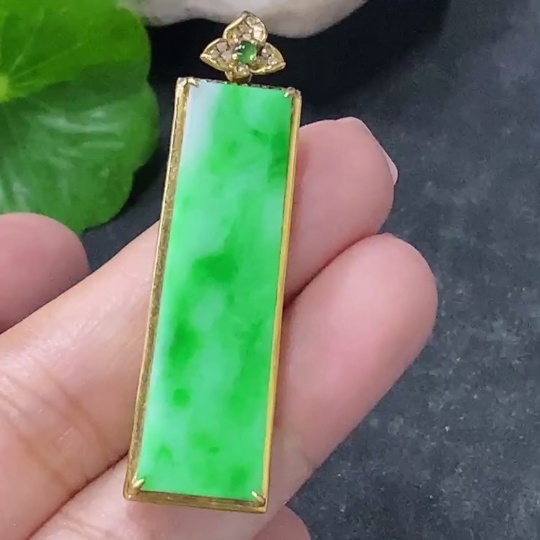 F34977061 Jadeite Plain Pendant with 18K Gold and Diamond Accents, Total Weight Approximately 4.48g