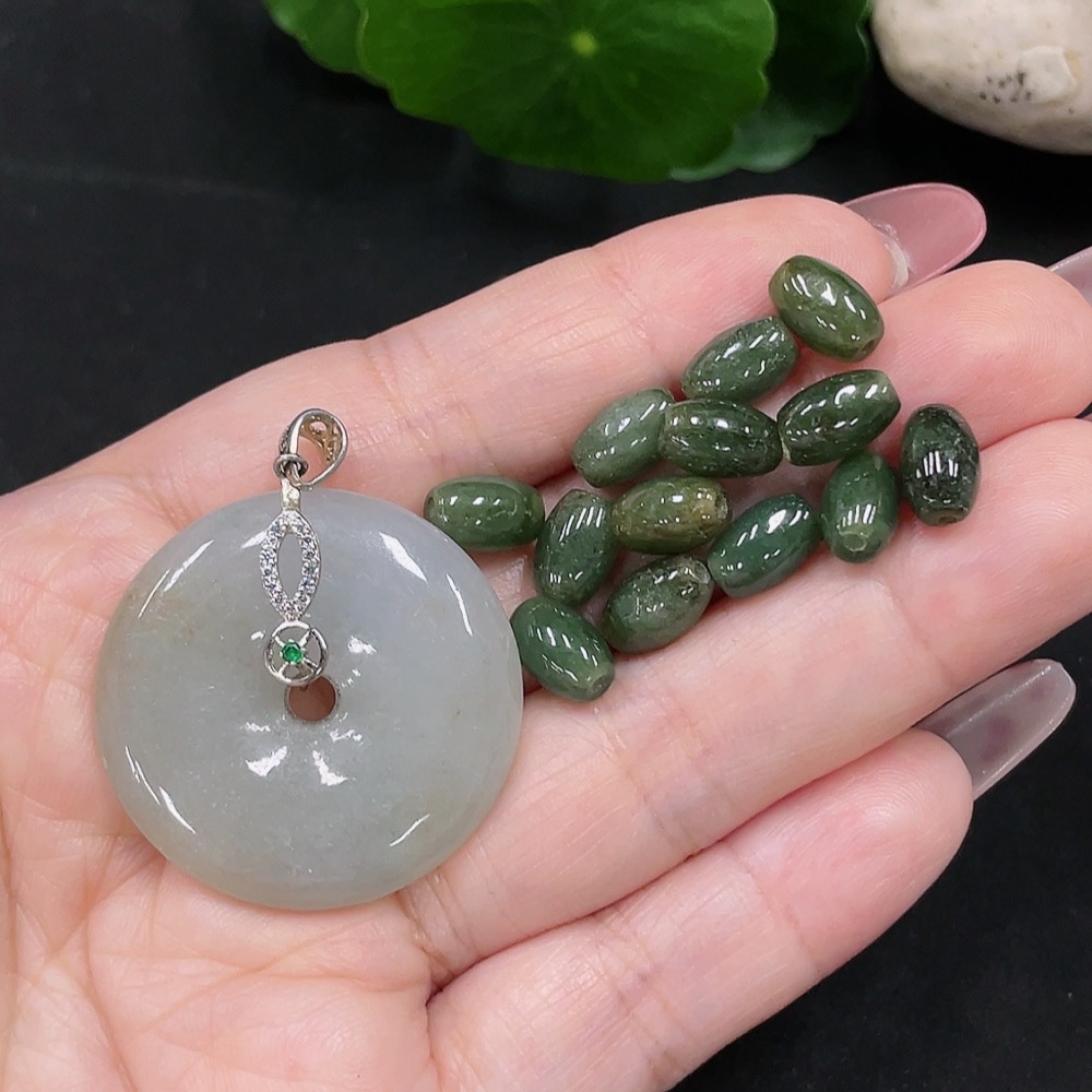 F34013534 Jadeite Pendant + Beads Sell as a Lot (Non-Gold Inlaid)