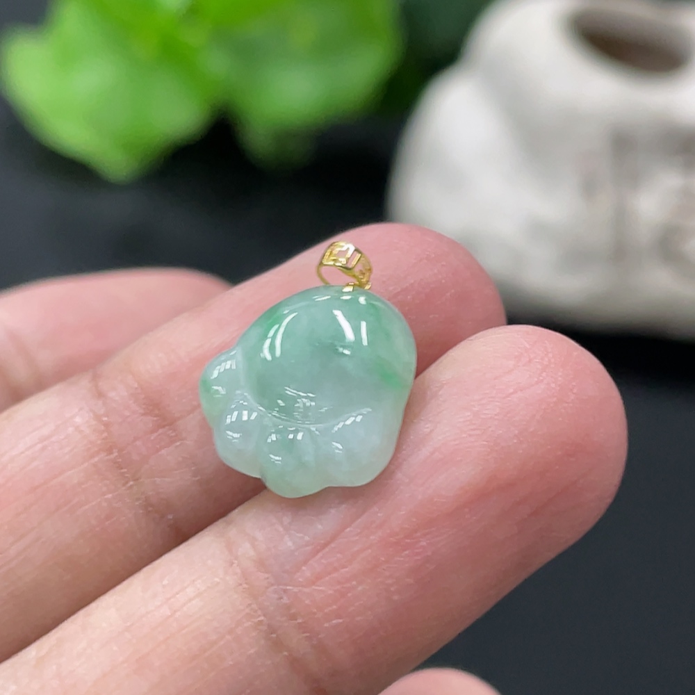 F34076890 Jadeite Pendant with 18K Gold Clasp, Total Weight Approximately 1.26g