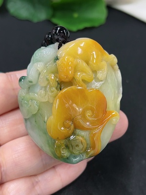F43132552 翡翠手把件 货品总重约128.3克（含绳重）（颜色成因未定）（配链非A）