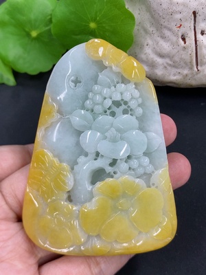F46599091 翡翠福在眼前挂件 货品总重约99.25g 颜色成因未定